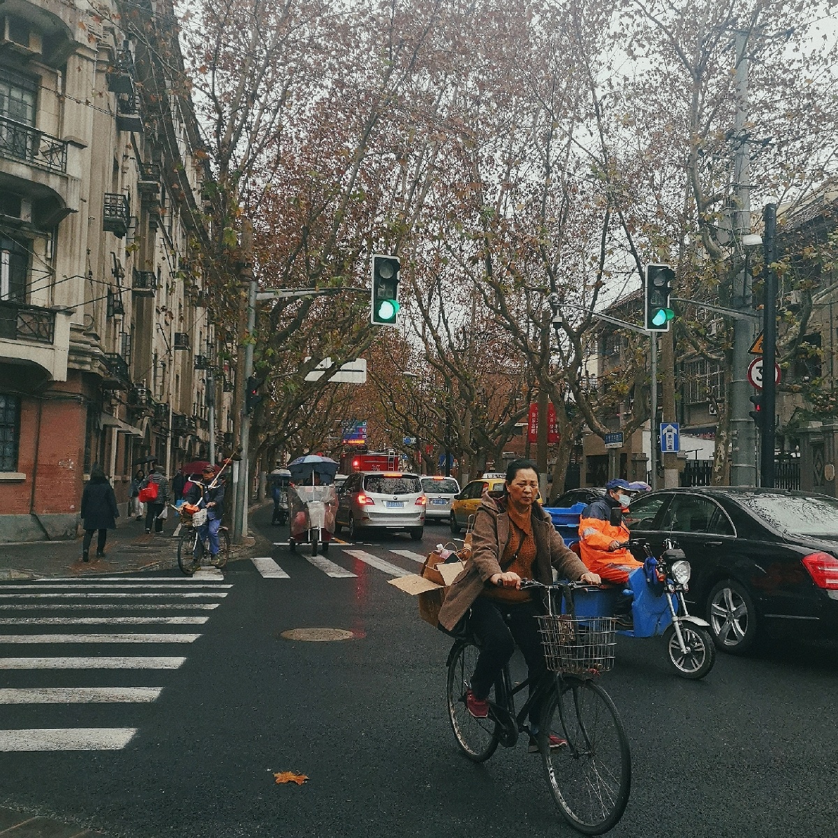 抛去陆角嘴精致的生活,上海街头浓浓的生活气息