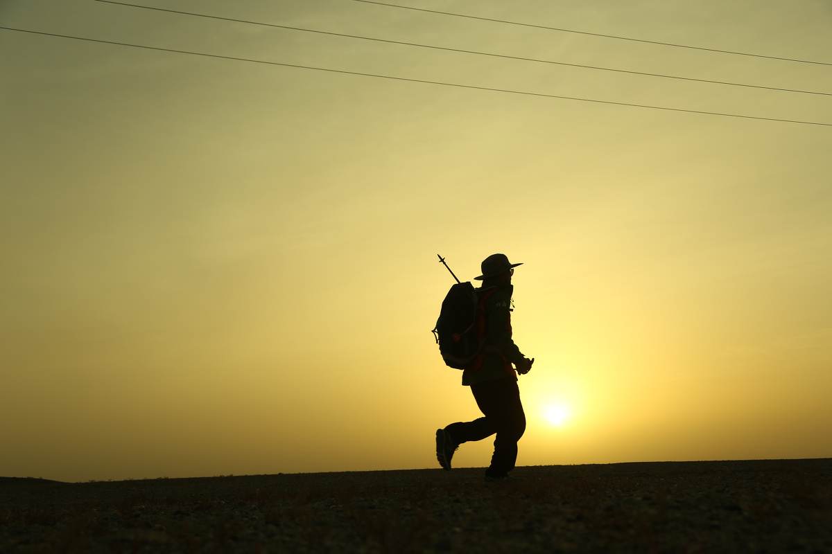 有梦想的人去远方,有故事的人走戈壁