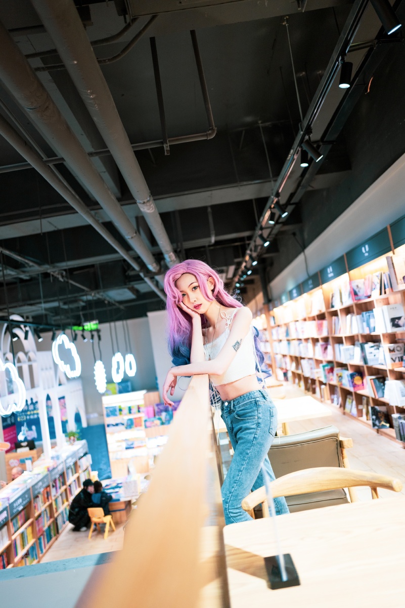 萨勒芬妮图书馆美女写真