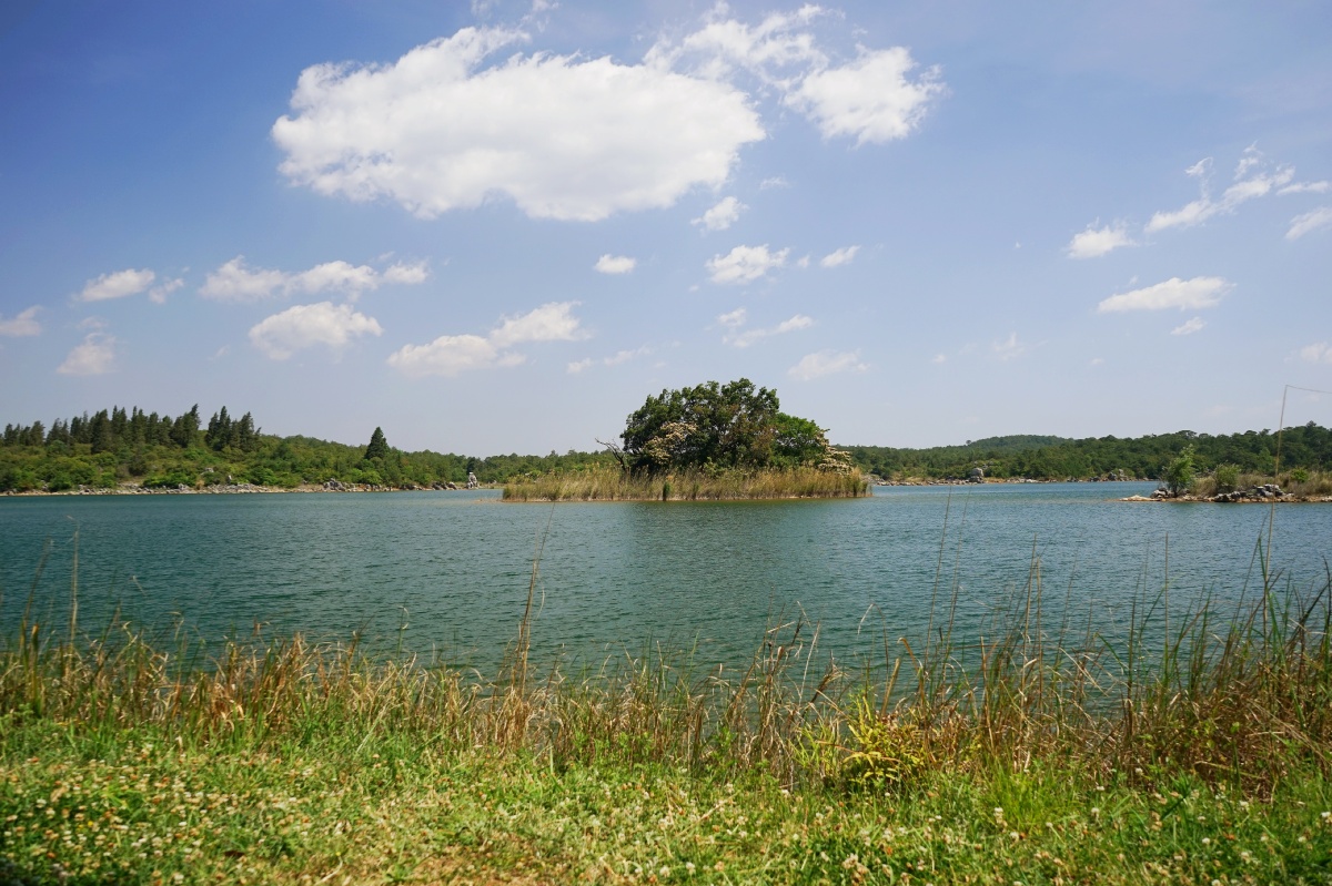 石林长湖,静谧清秀.