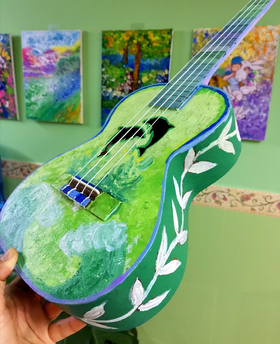 暖光把尤克里里画了吧