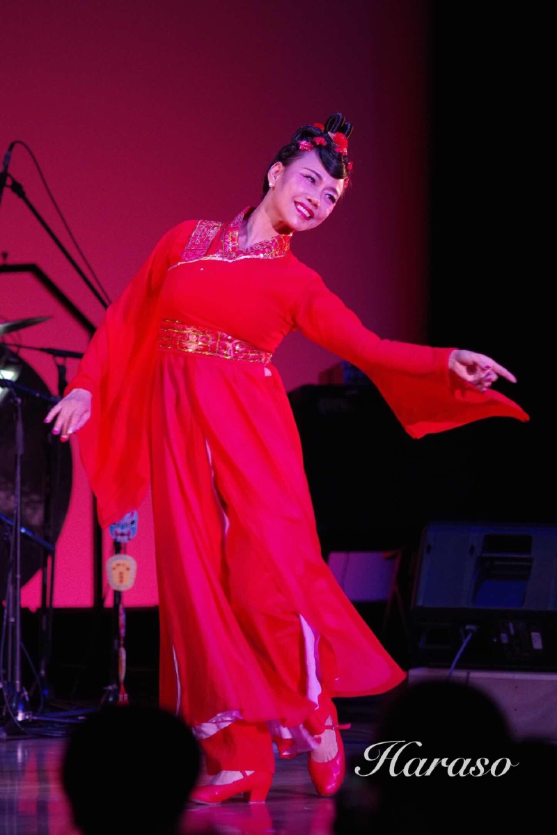 旅日著名歌手荘鲁迅与旅美歌手董苓同台梦回八十年代,深情演唱曾经