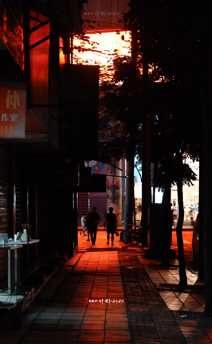 夜晚成都的街巷,见人间百态.📷 - 成都镜像 - 图虫