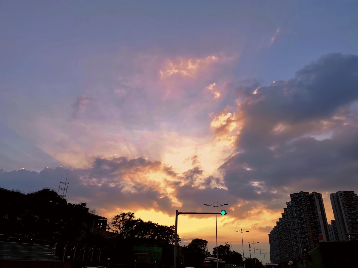 城市傍晚的天空的云