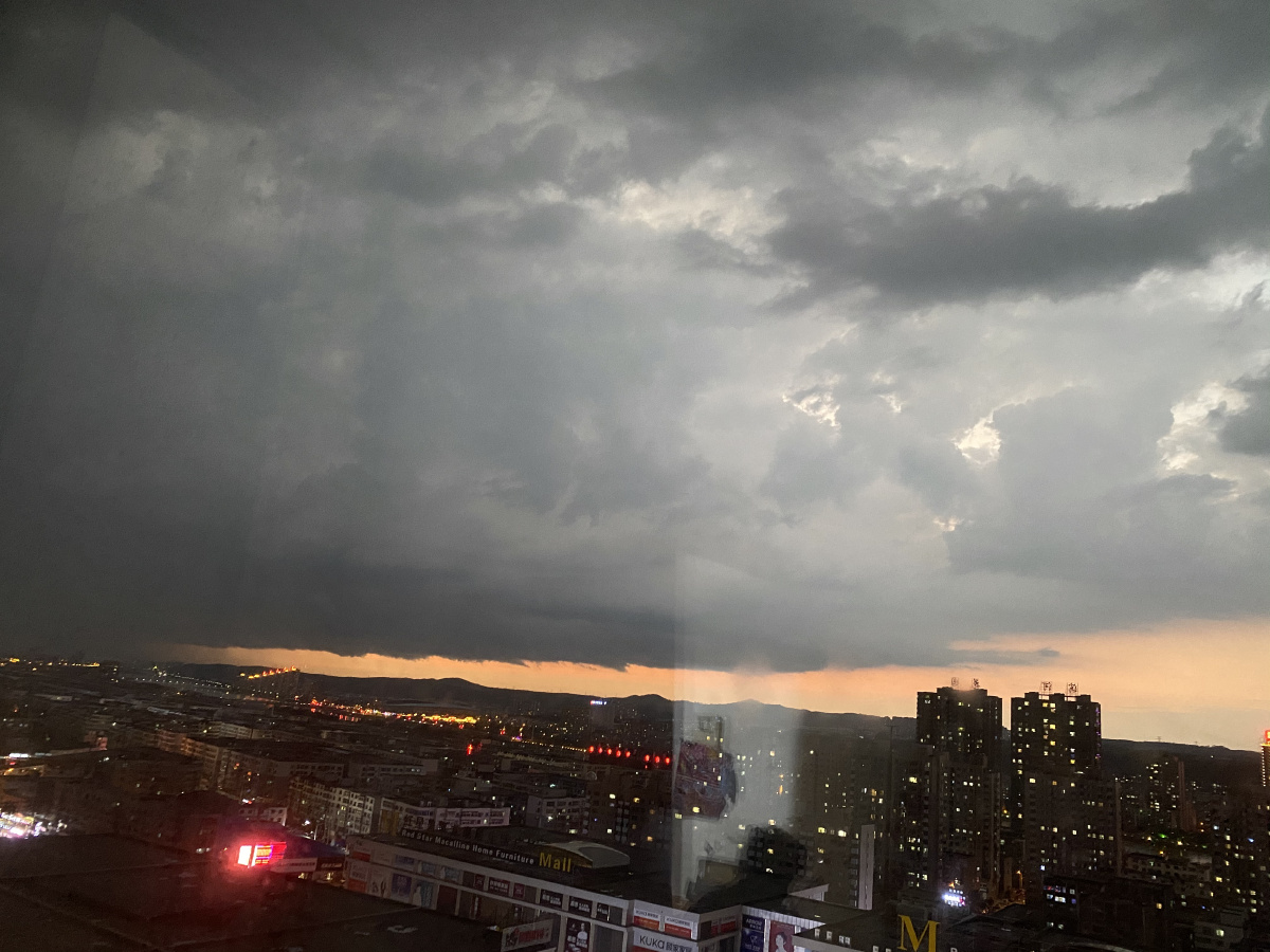 一半晴天一半暴雨