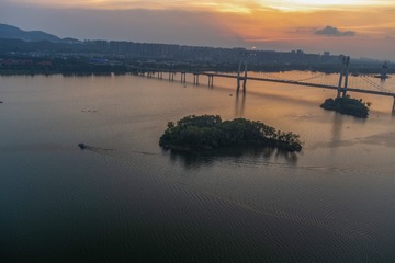 静静地捞刀河