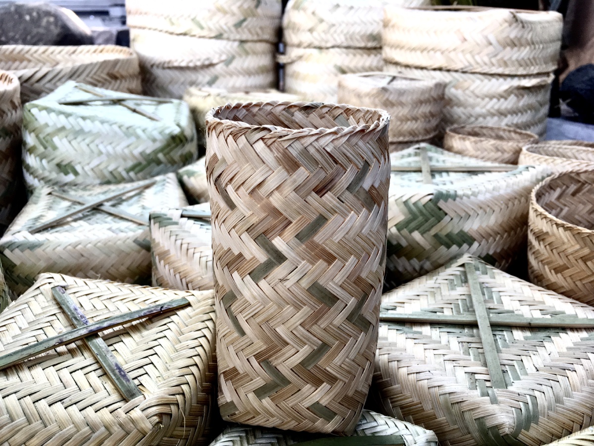 红河街头,用竹条编制的工艺品