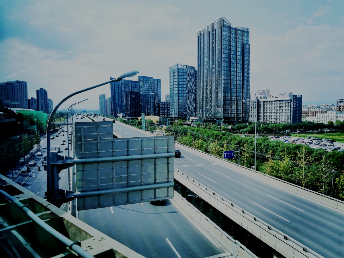 一次外出拍摄在路上抓拍的一张照片高架之美城市之光