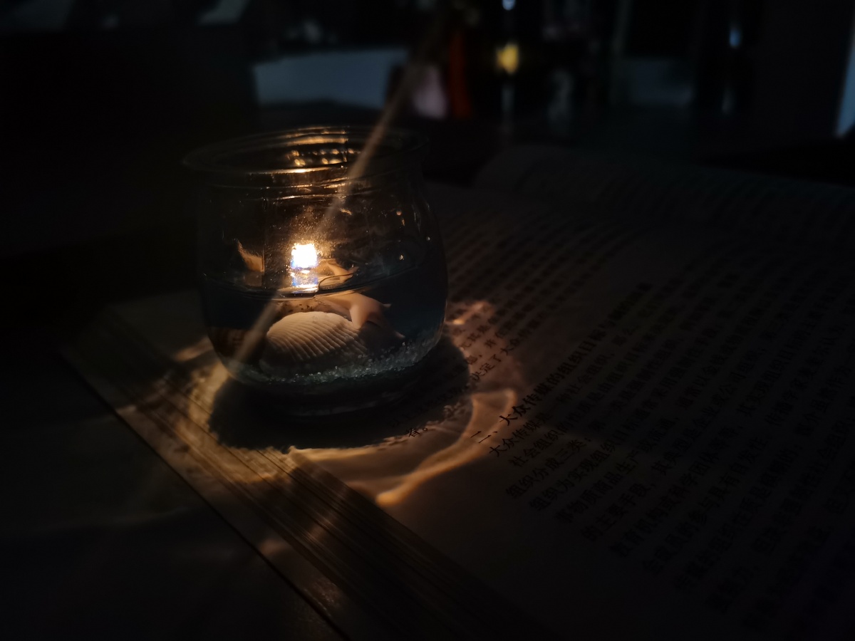 在校大学生的烛光夜读