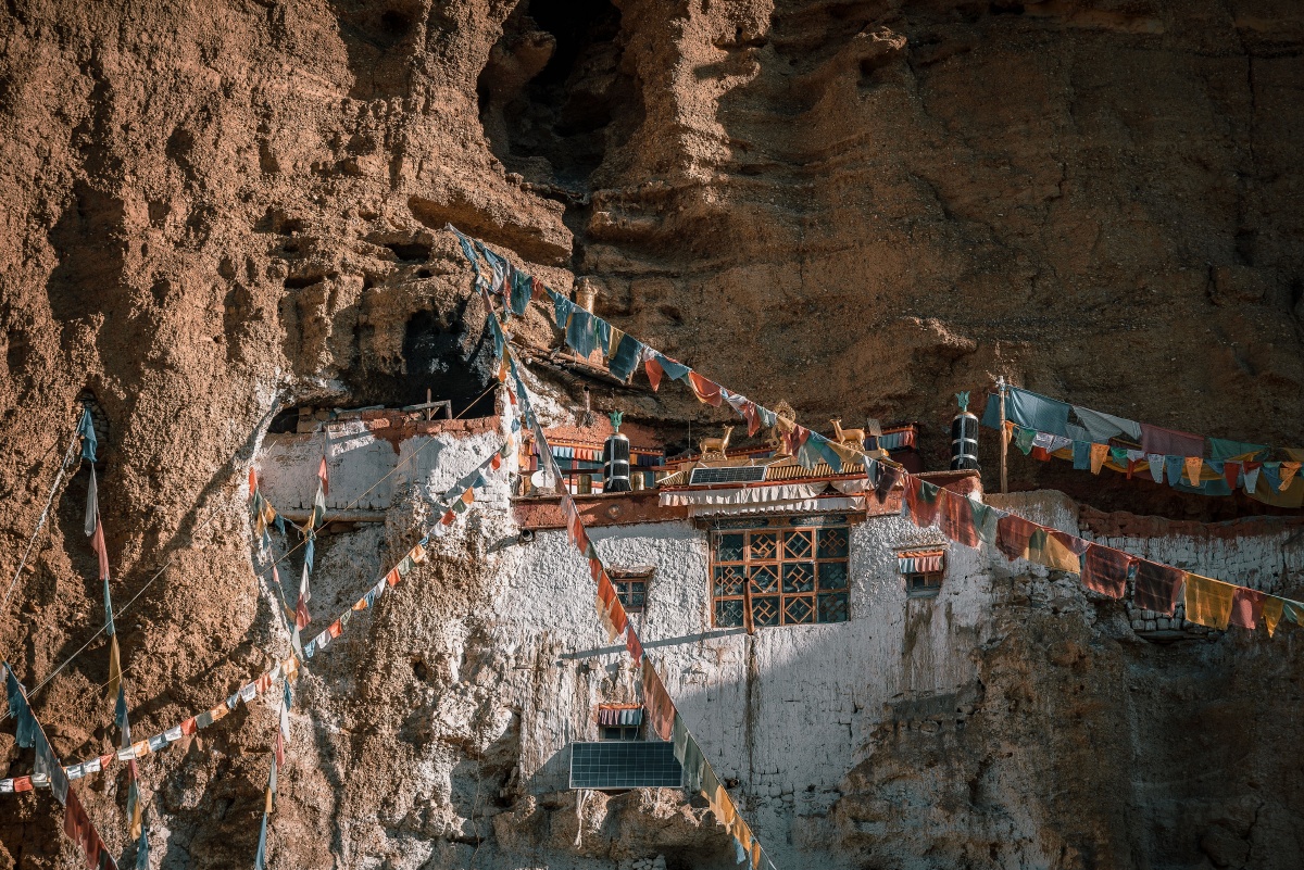 古如江寺是位于西藏阿里地区噶尔县门士乡卡尔东的一座雍仲本教寺院