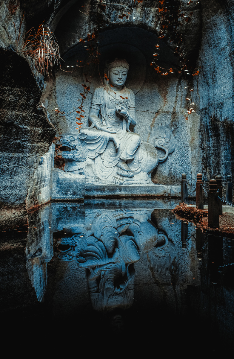 大佛寺般若谷内的石刻佛像虽然是新的景观但是整体艺术气息和原采石场