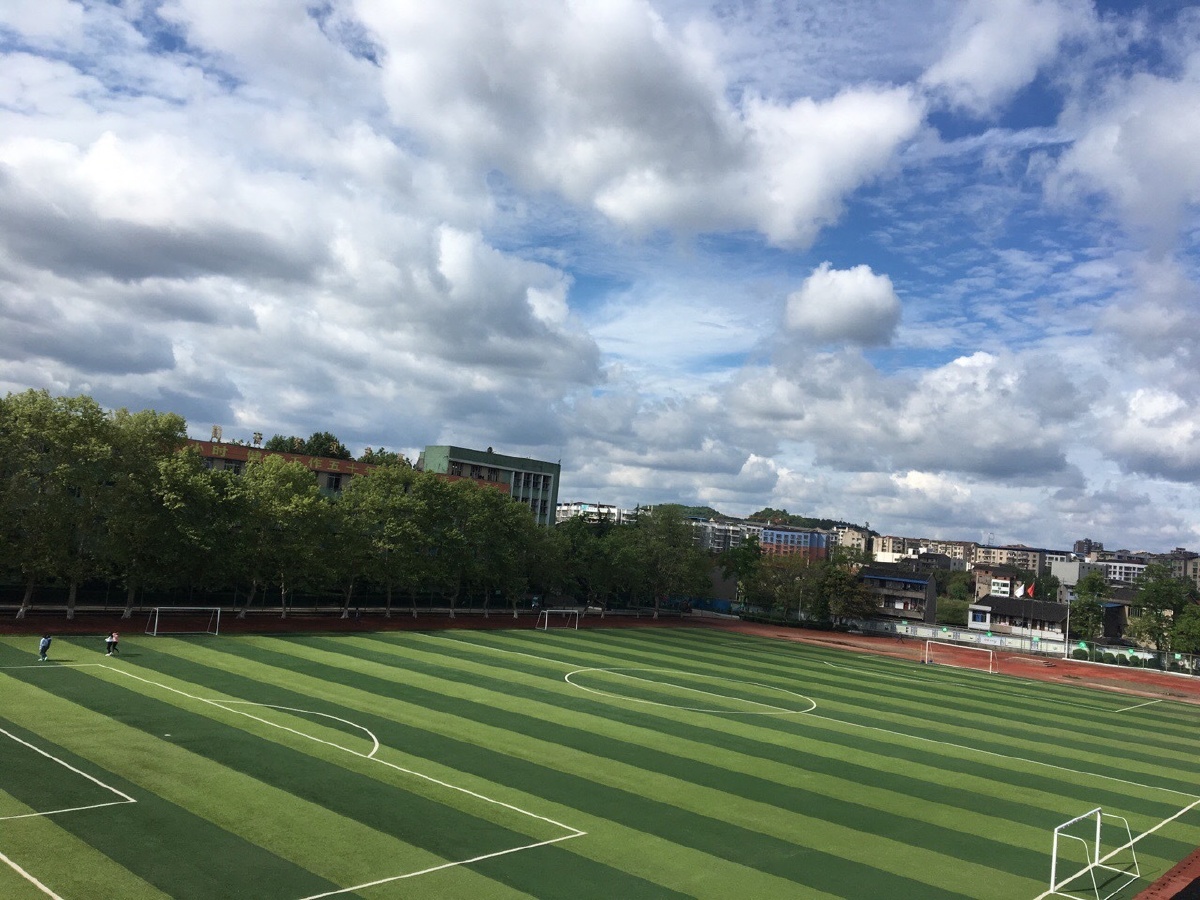 这是我高中校园的照片,是雨过天晴后的云,真的很好看!
