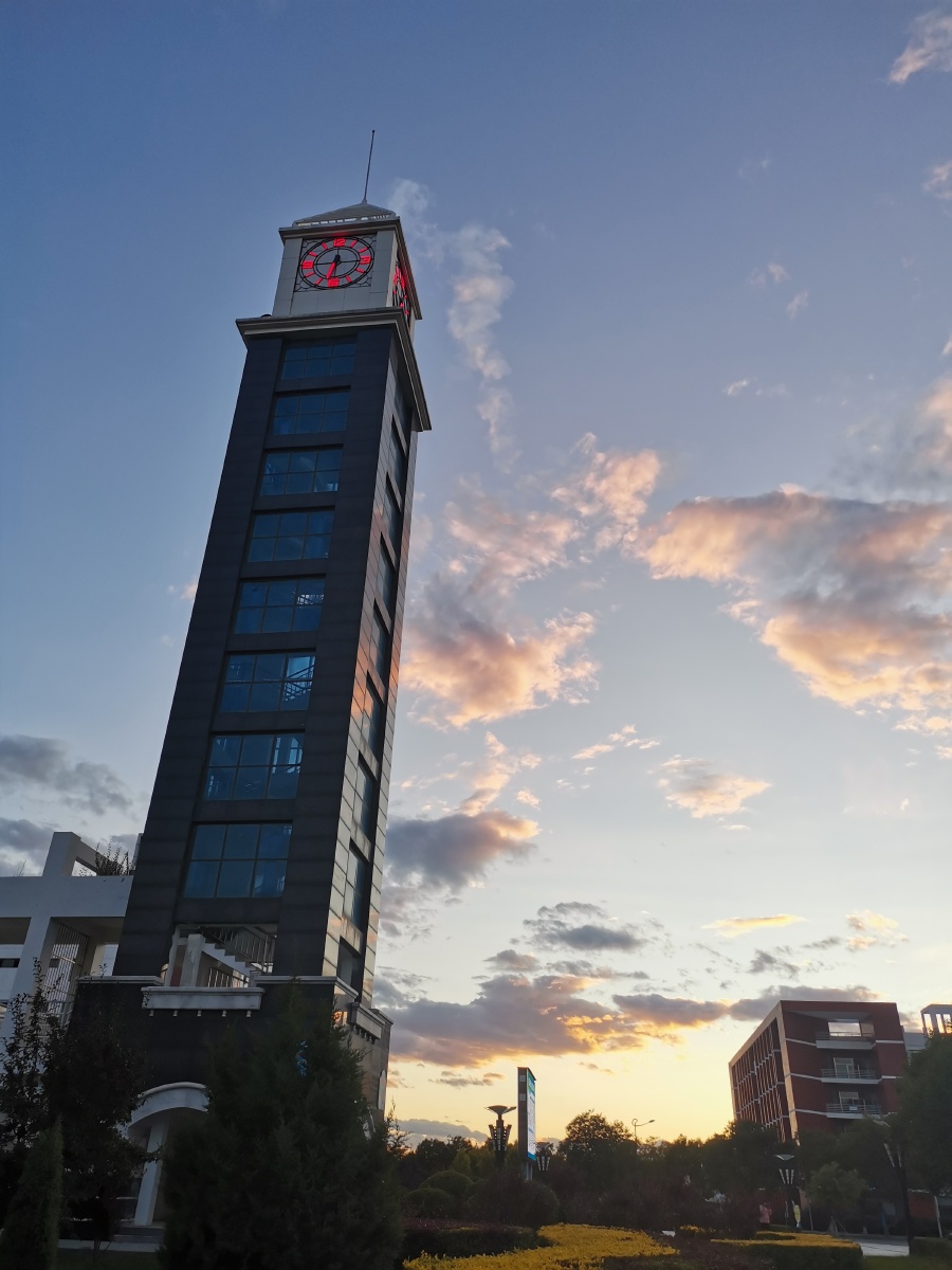 每日一张照片打卡,我们学校的钟楼,感觉手机像素不是特别好呢,各位大