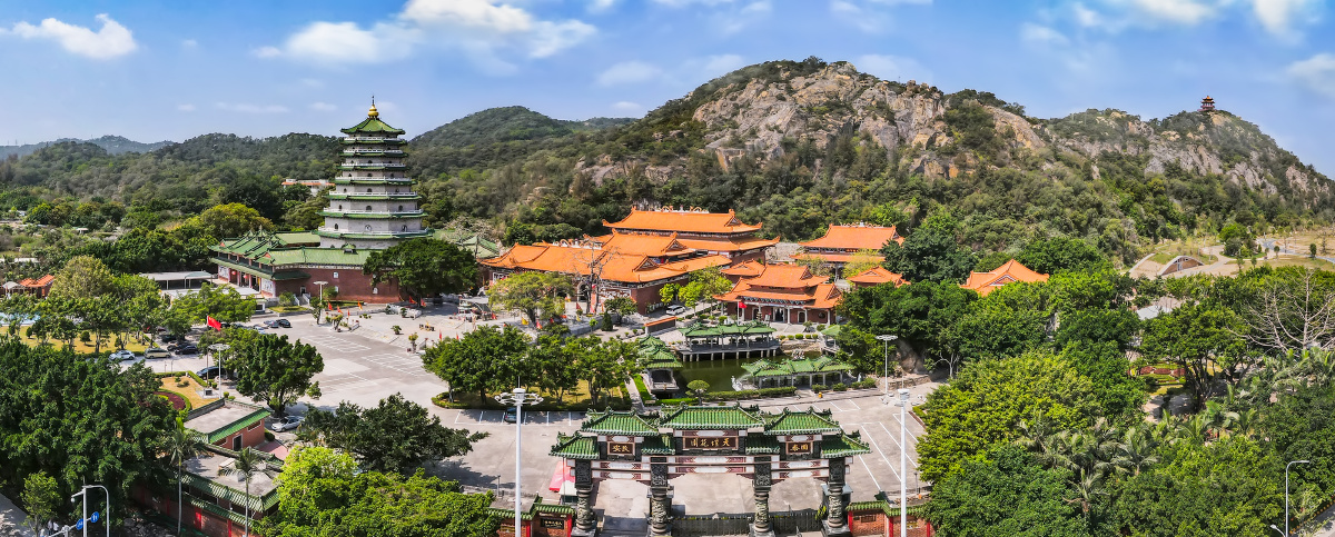 天坛花园,位于礐石山山脚下.花园内有万佛塔,白花尖大庙,龙船舫,思亲