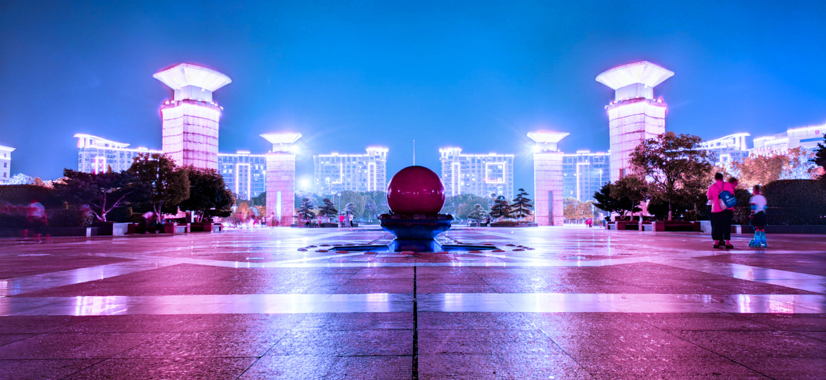 龙游荣昌广场夜景对称的美