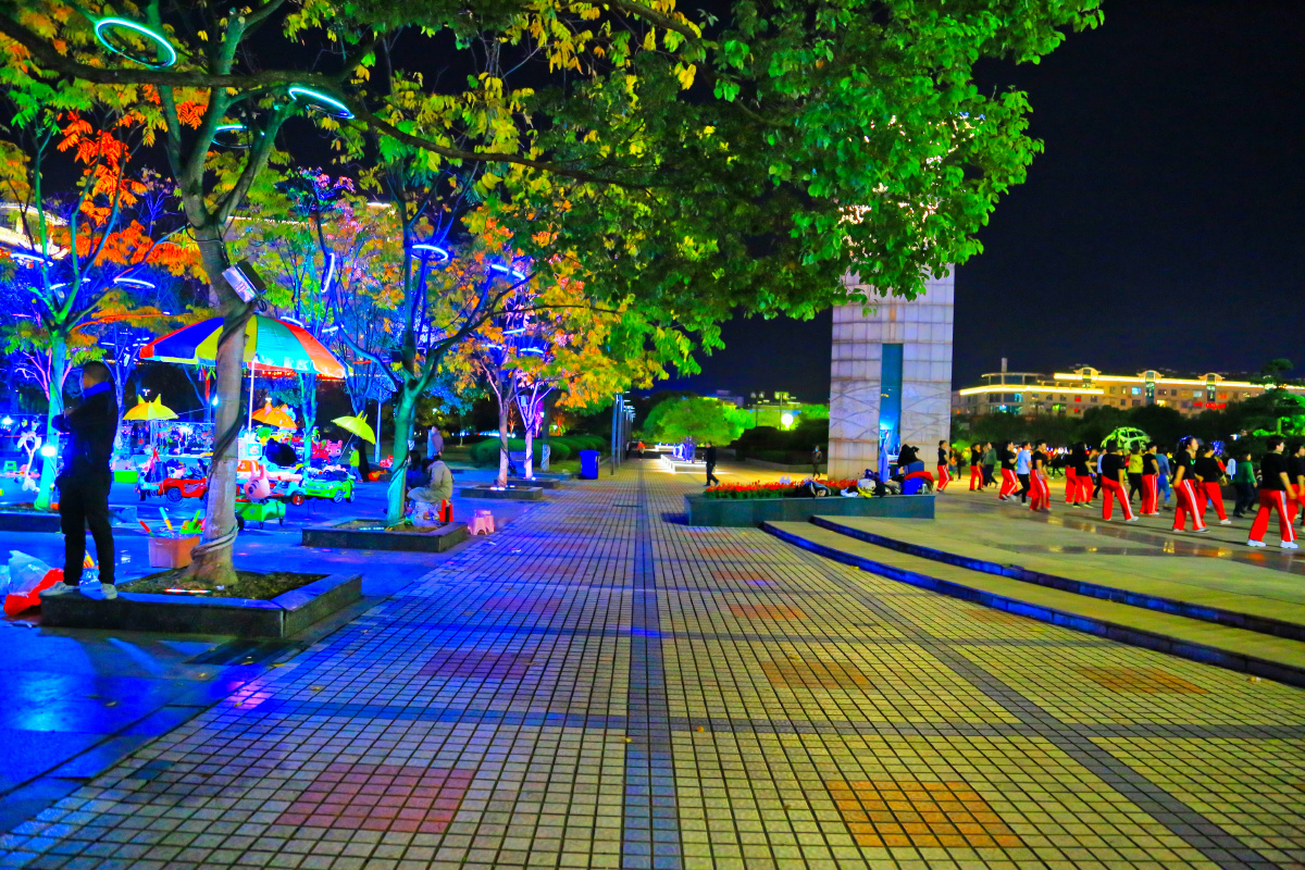 广场夜晚的色彩与光影龙游荣昌广场