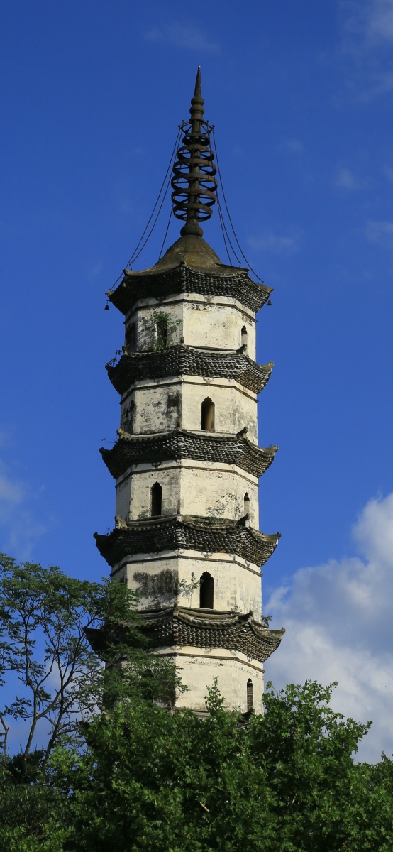 龙游八塔之横山塔横山塔,原名"横峰塔",坐落在浙江省龙游县横山镇横山