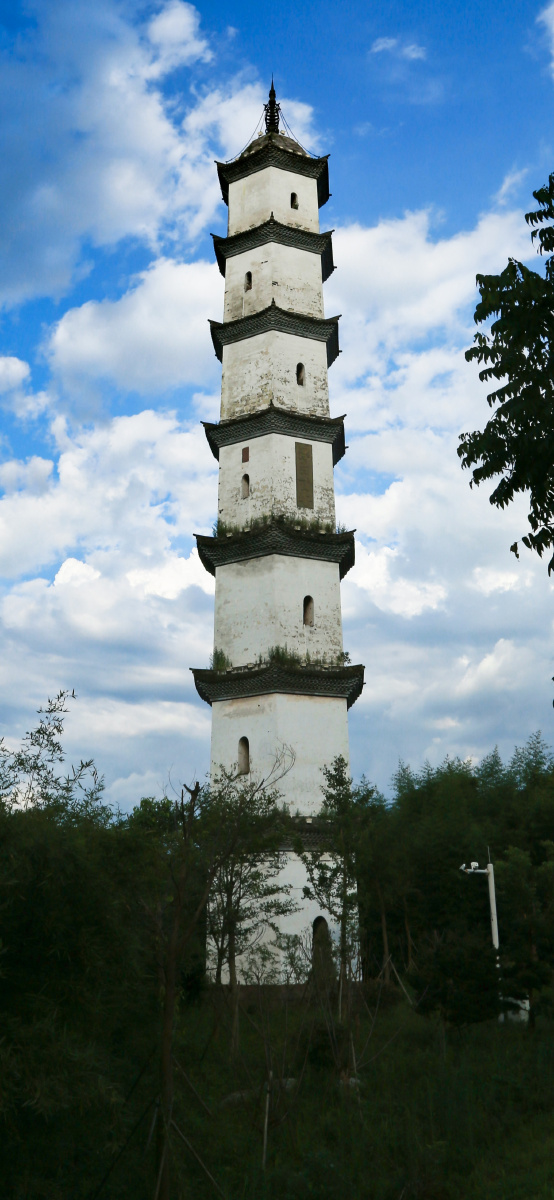 龙游八塔之浮杯塔浮杯塔坐落在浙江省龙游县城东4公里湖镇镇张家埠村
