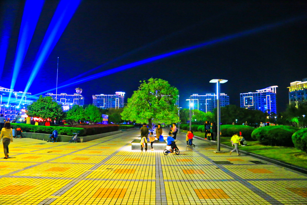 广场夜晚的色彩与光影龙游荣昌广场