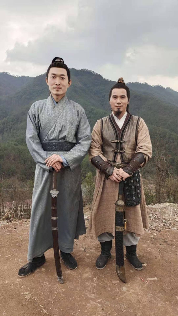 今天拍摄电视剧,站在镜头前,拍了足足十二个小时,腿都快断了,分享大家