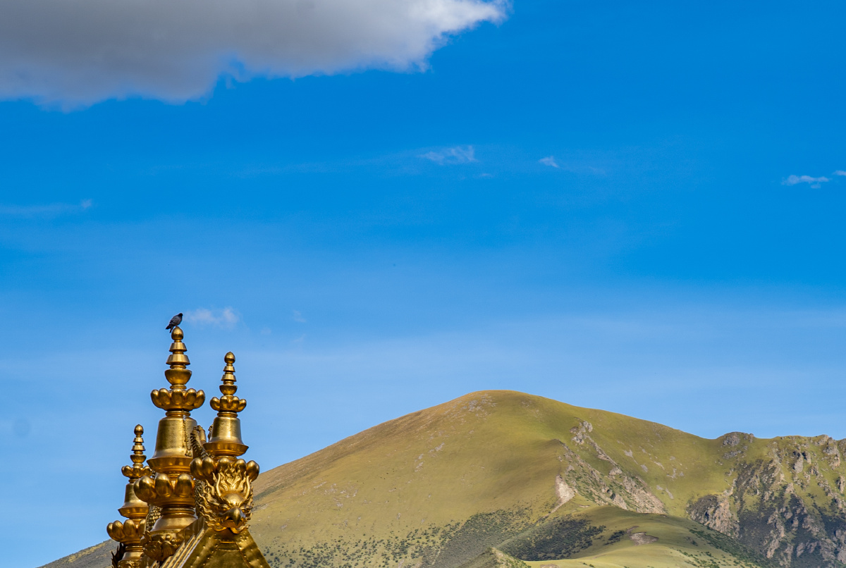 参观山南扎囊县扎央宗溶洞山下的寺庙金顶和横在山涧上的经幡