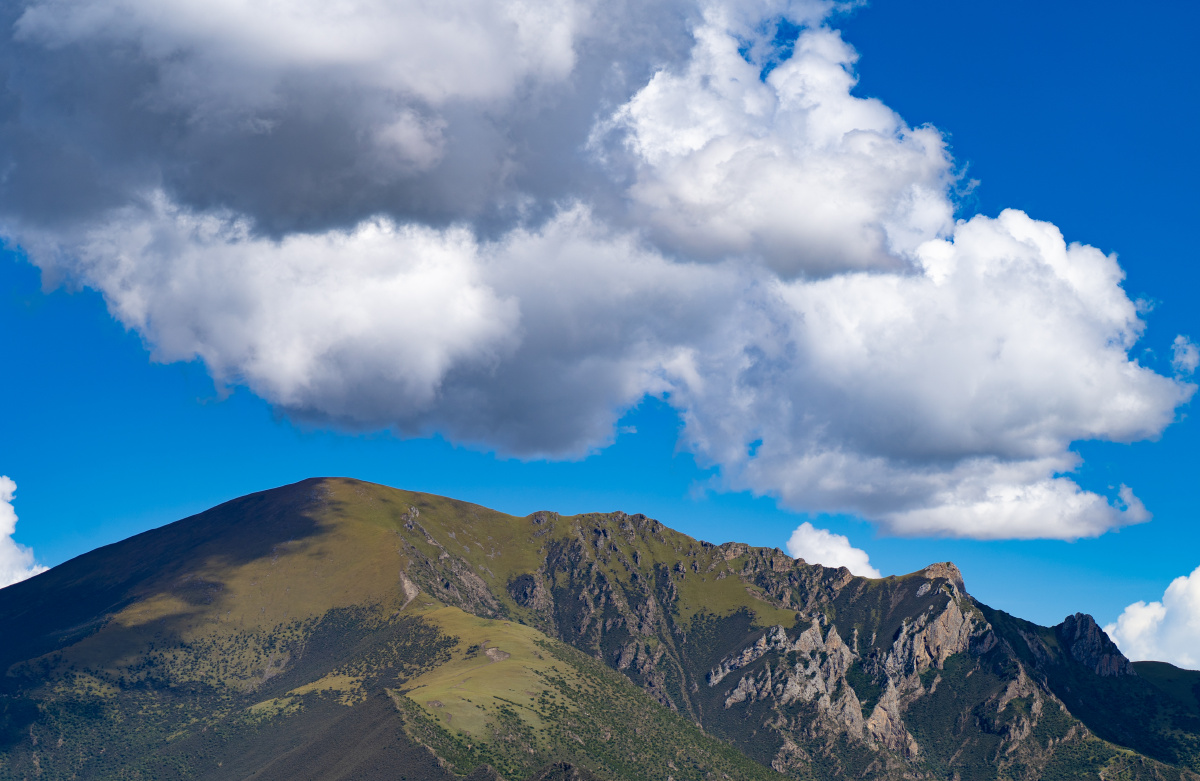参观山南扎囊县扎央宗溶洞山下的寺庙金顶和横在山涧上的经幡