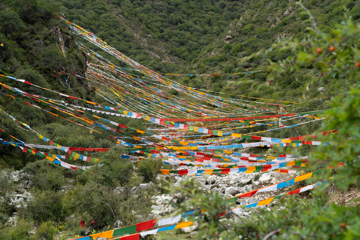 参观山南扎囊县扎央宗溶洞山下的寺庙金顶和横在山涧上的经幡