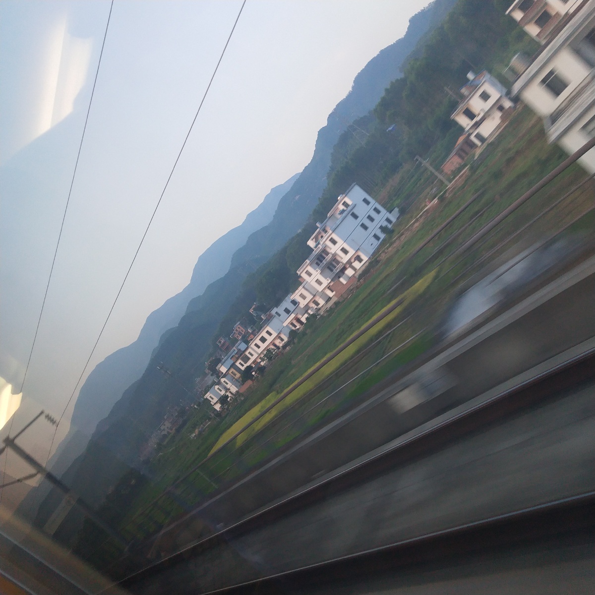 你透过车窗看风景山川湖泊也在看你