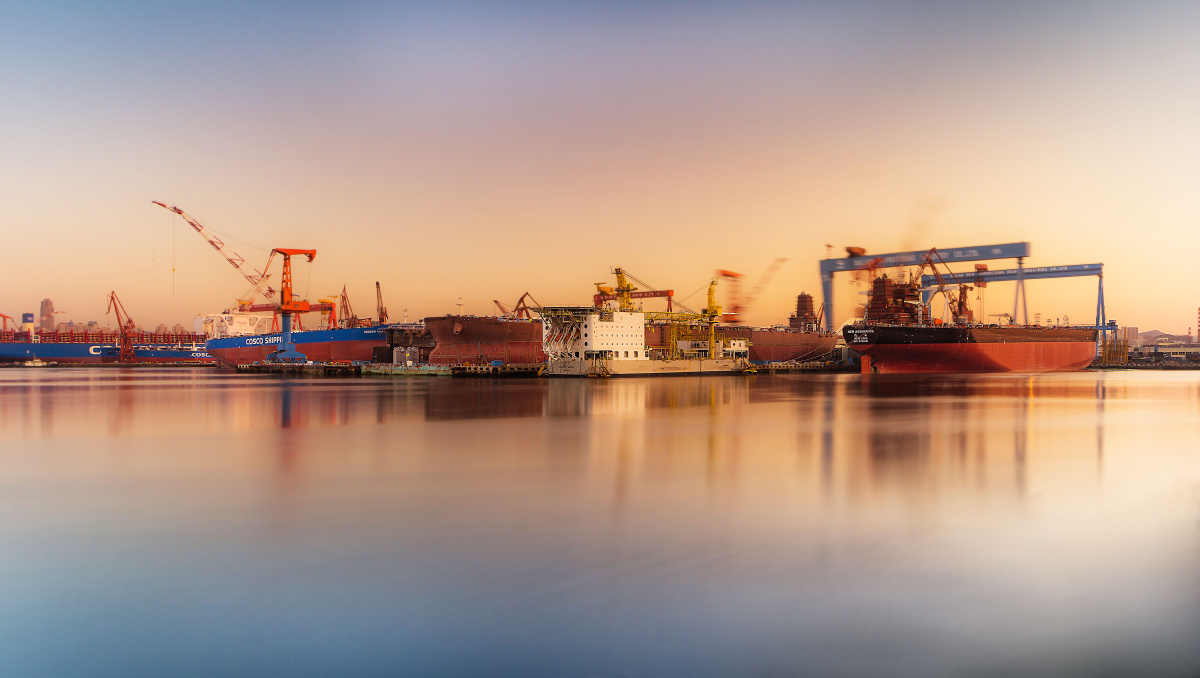 晚霞下的大连造船厂