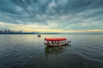 东湖泛舟