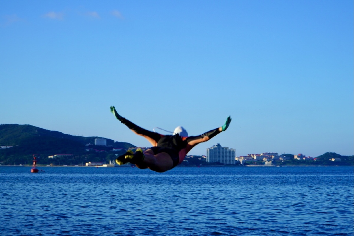 海边跳水风情