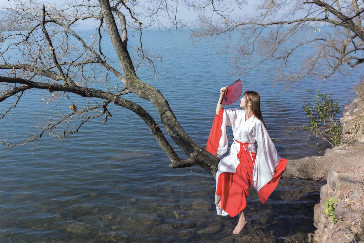 西风多少恨吹不散眉弯