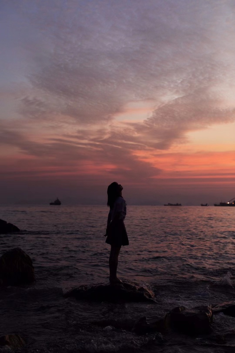 小时候常常望着窗外的天空幻想长大以后能实现从前做过的美梦