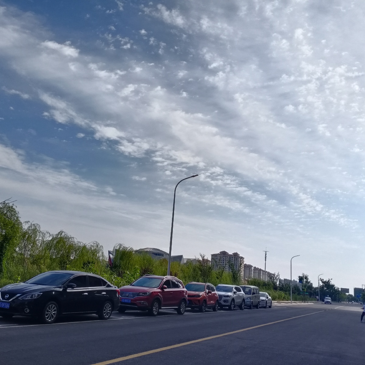 早晨的马路静寂的车告别了城市的喧嚣是小城市早晨的宁静