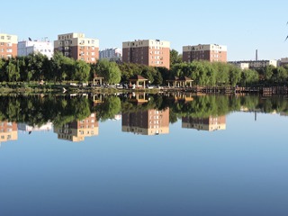 1618073