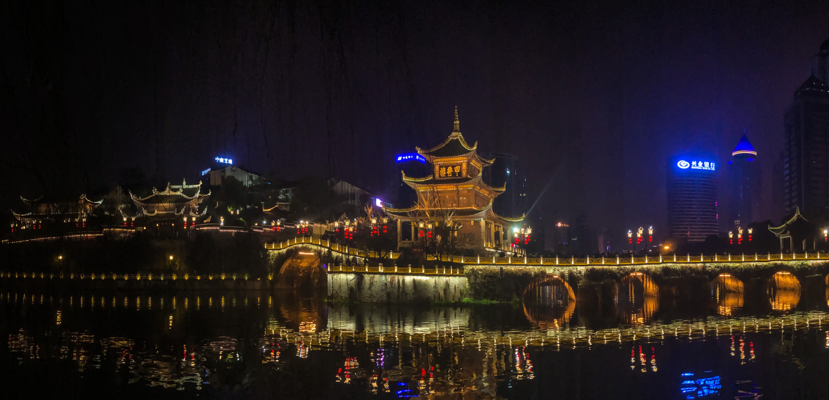 我的家乡贵阳甲秀楼花溪黄金大道