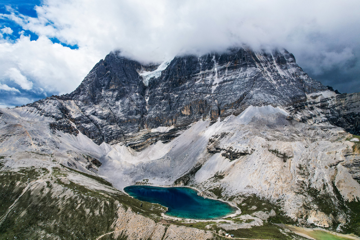 五色海五色海风景区位于仙乃日与央迈勇之间海拔4600米湖面呈圆形面积