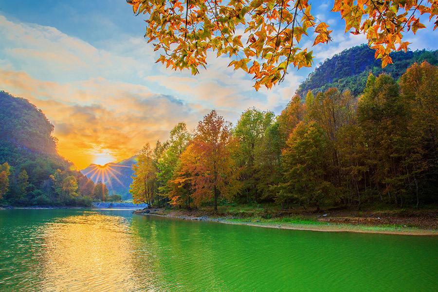 霞光映照秋湖美