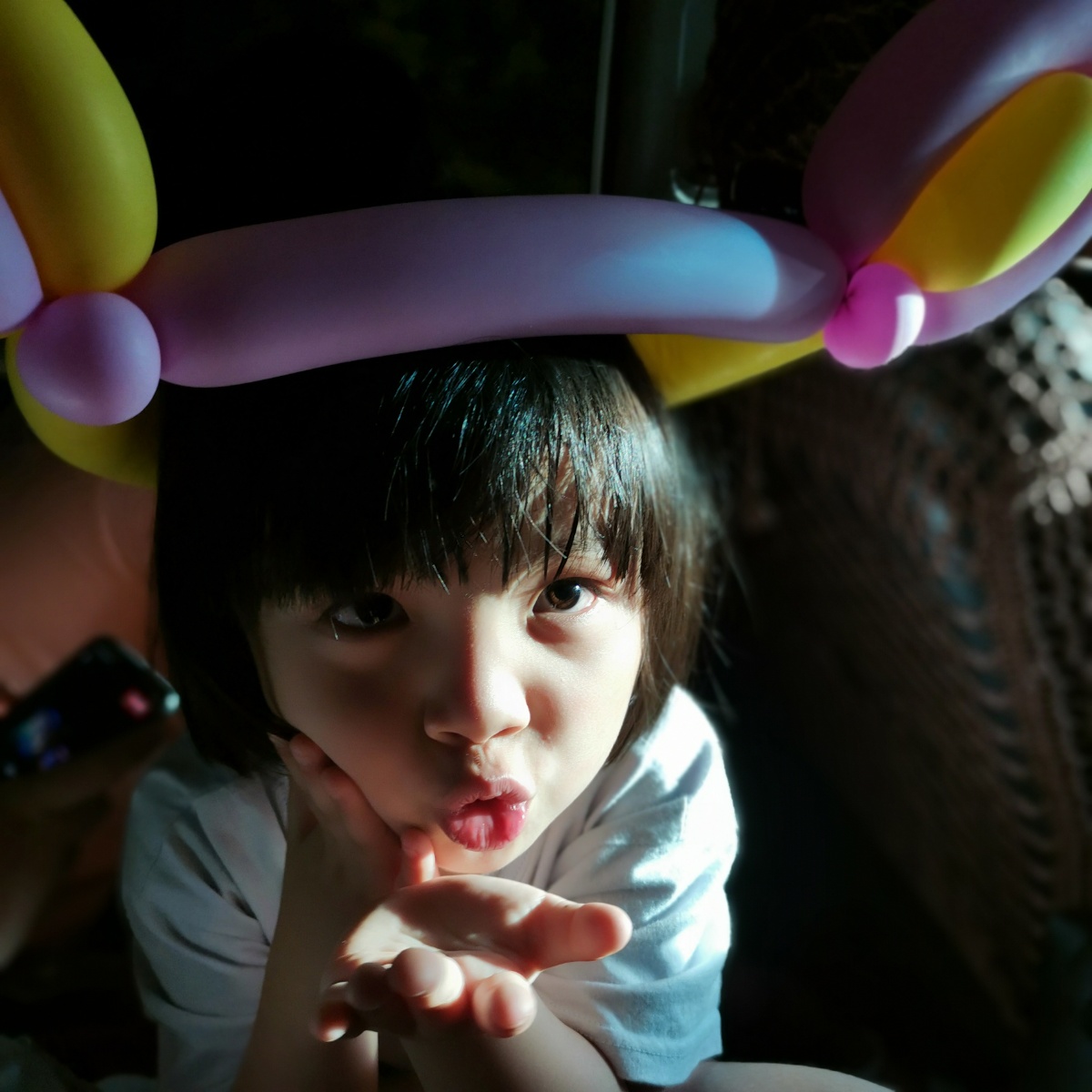 女孩童真的吹着她想象出来的泡泡,头上带着她不知在哪个仙女姐姐那领