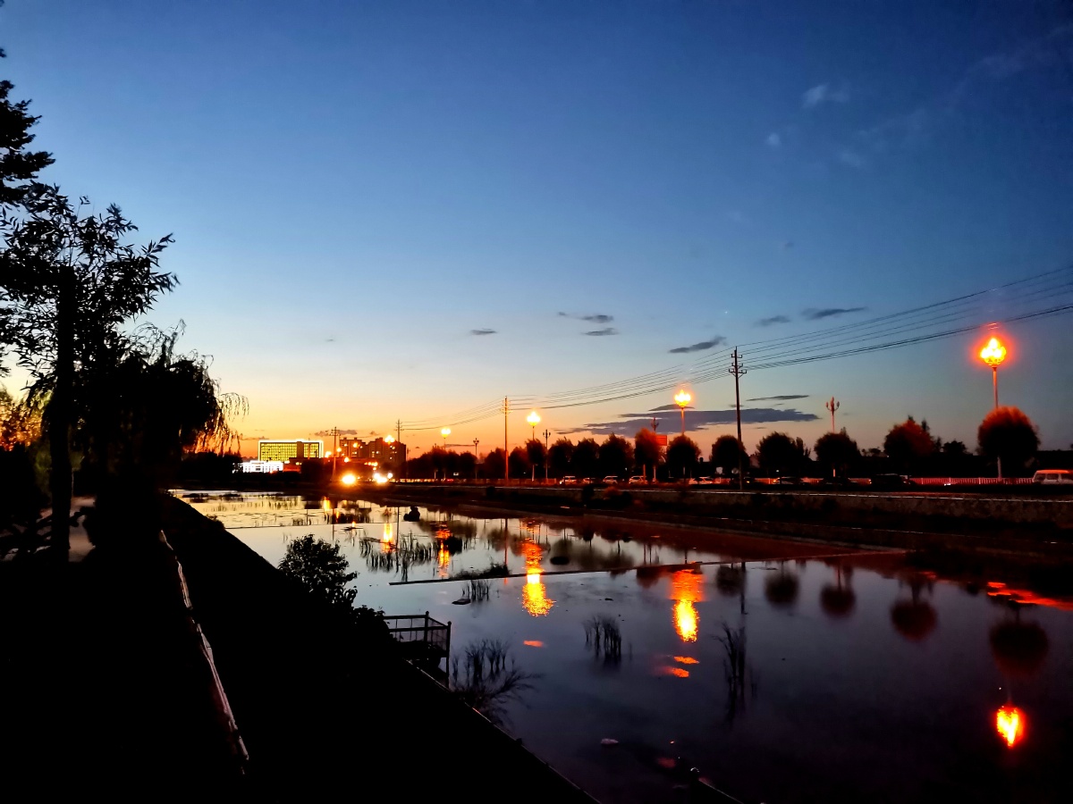 傍晚的小河道,满是灯光与倒影,让我想起了三千明灯的故事