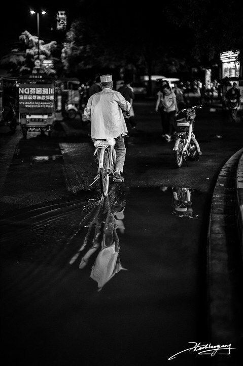 20120629-001<br />
西安 回民街<br />
看到那潭水池我就不顾老爹扑了过去,果然有的拍