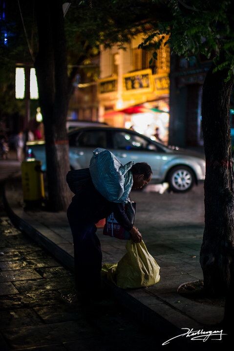 20120629-002<br />
西安 回民街<br />
拾荒者的脊梁