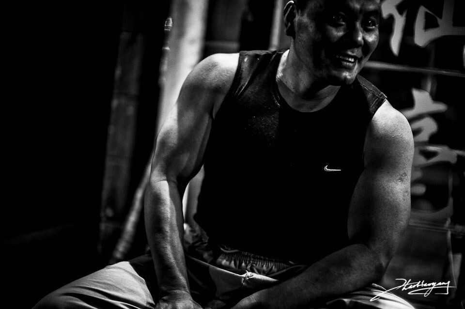 20120629-003<br />
西安 回民街<br />
腼腆的精壮大叔,想正面拍他被婉拒了只好估焦拍肌肉