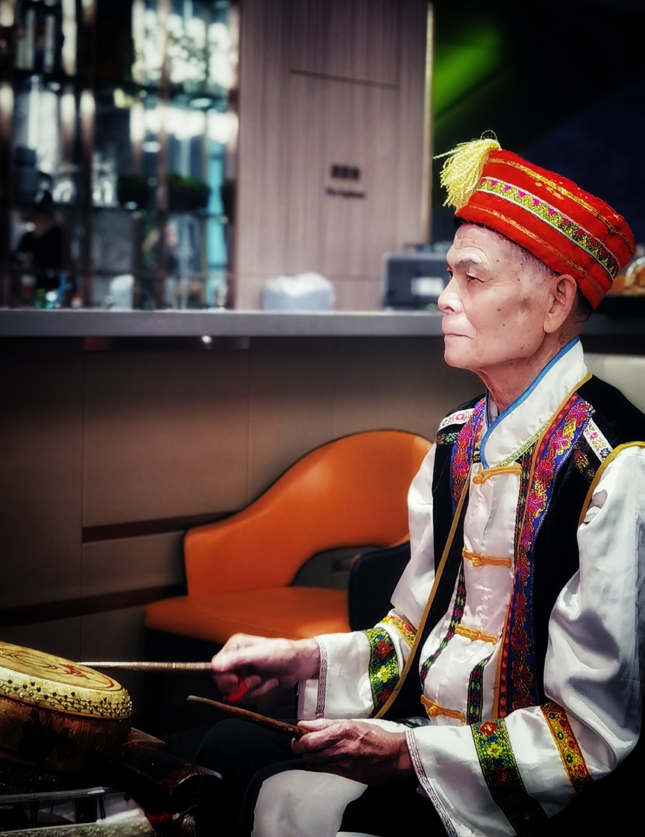 打彩调的壮族老人