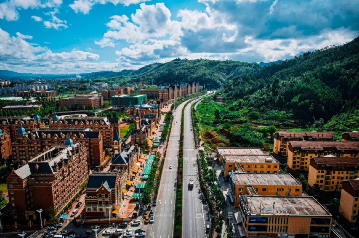 这是我大贵州惠水的大学城虽然很遗憾没能考上高中但是我也是很努力的