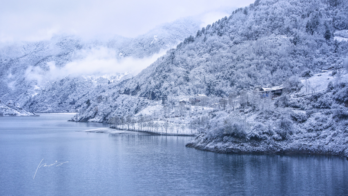 夹金山硗碛湖雪景