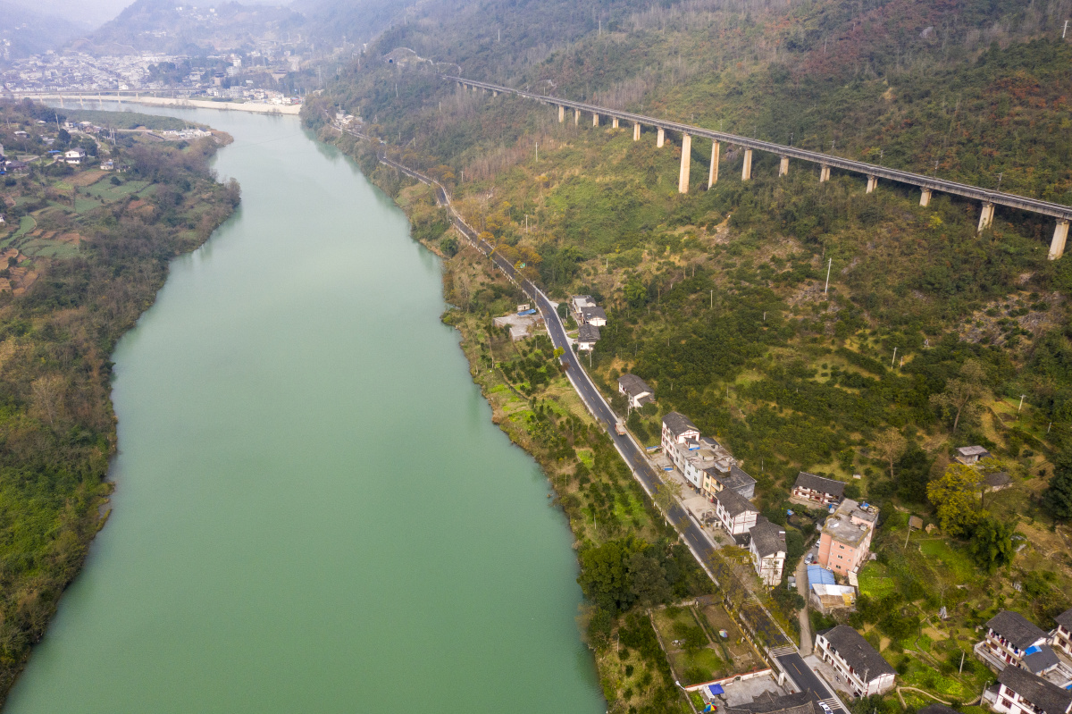 渝怀铁路复线开通了