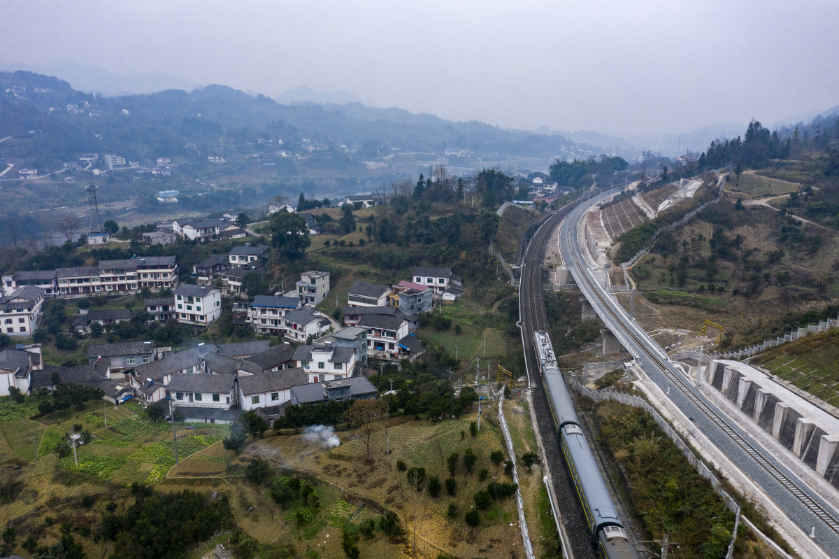 渝怀铁路复线开通了