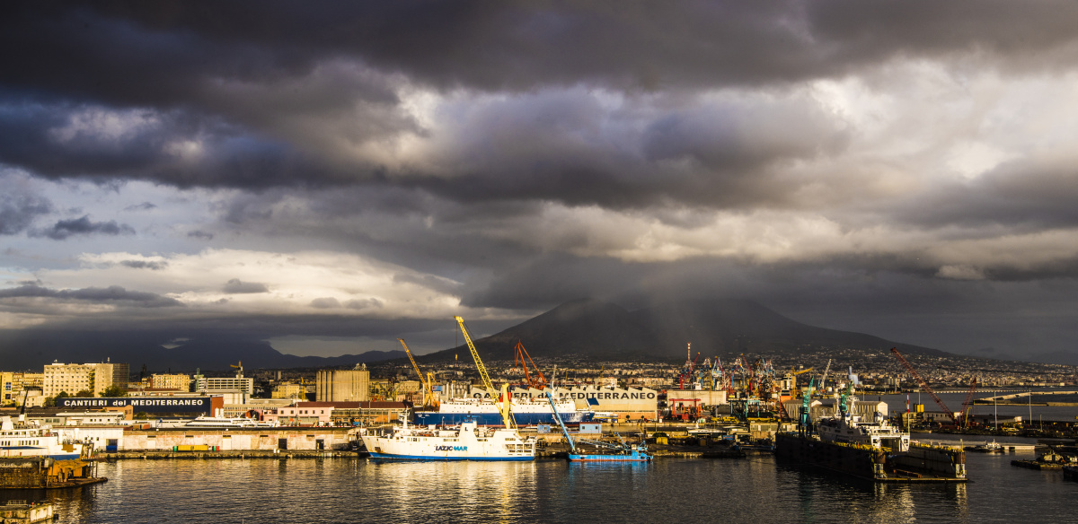 那不勒斯港的早晨