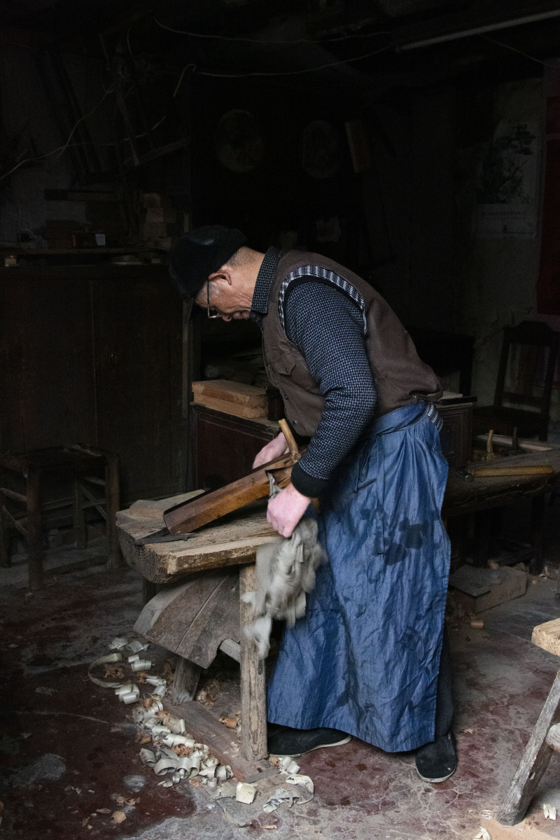 南栅老街里的老木工匠人.